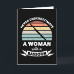 Vrouw met een Bassoon Funny Gift Mam Kaart<br><div class="desc">Onderschat nooit een vrouw met een Bassoon. Grappig geschenk ideaal voor vrouwen die van orkesten houden,  instrumenten en marchingband. Het wordt kerstcadeau,  verjaardagsgeschenk of moederdag voor je vrouw of verloofde.</div>