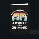 Vrouw met een bezem Grappig schoonmaakgeschenk Kaart<br><div class="desc">Onderschat nooit een vrouw met een bezem. Grappig geschenk ideaal voor vrouwen die van schoonmaken,  huishouden en opruimen houden. Koop het als kerst-,  verjaardags- of moedersdaggeschenk voor je vrouw of verloofde.</div>