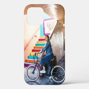 Vrouw met een blauwe denim-jas en een korte pit iPhone 12 hoesje