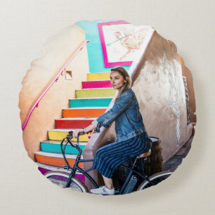 Vrouw met een blauwe denim-jas en een korte pit rond kussen
