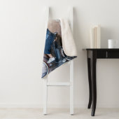 Vrouw met een blauwe denim-jas en een korte pit sherpa deken (In situ)