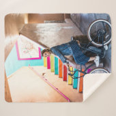 Vrouw met een blauwe denim-jas en een korte pit sherpa deken (Voorkant (horizontaal))