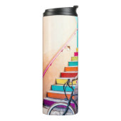 Vrouw met een blauwe denim-jas en een korte pit thermosbeker (Gedraaid links)