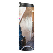 Vrouw met een blauwe denim-jas en een korte pit thermosbeker (Geroteerd rechts)