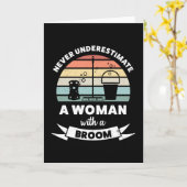 Vrouw met een Broom Funny Cleaning Gift Kaart (Gele Bloem)