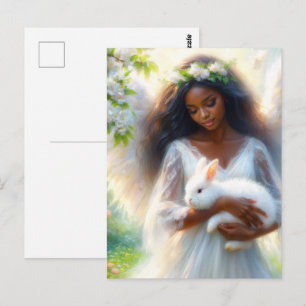 Vrouw met een donkere huidskleur als engel met een briefkaart