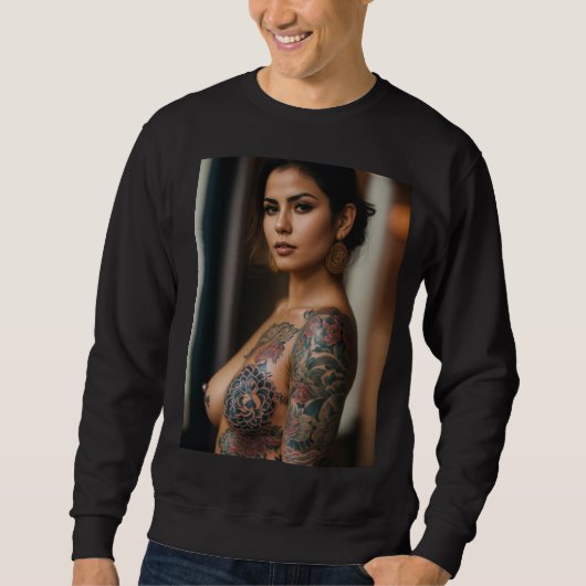 Vrouw met een getatoeëerd body design T-shirt (Voorkant)