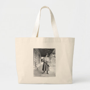 Vrouw met een geweer op een veranda grote tote bag