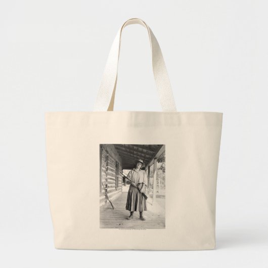 Vrouw met een geweer op een veranda grote tote bag (Voorkant)
