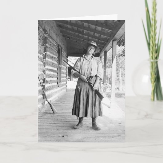 Vrouw met een geweer op een veranda kaart (Voorkant)