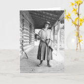 Vrouw met een geweer op een veranda kaart (Gele Bloem)