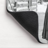 Vrouw met een geweer op een veranda muismat (Hoek)