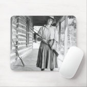 Vrouw met een geweer op een veranda muismat (Met muis)