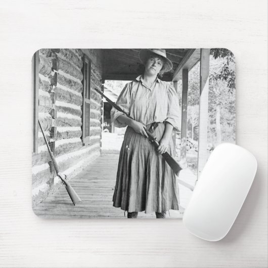 Vrouw met een geweer op een veranda muismat (Met muis)