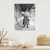 Vrouw met een geweer op een veranda poster (Keuken)