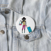 Vrouw met een koffer ronde button 7,6 cm (In situ)