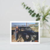 Vrouw met een oude auto  briefkaart (Staand voorkant)