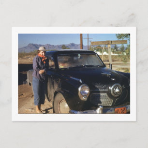 Vrouw met een oude auto  briefkaart
