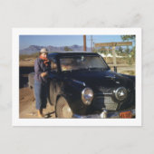 Vrouw met een oude auto  briefkaart (Voorkant)