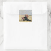 Vrouw met een parasol op de strand, 1880 vierkante sticker (Tas)