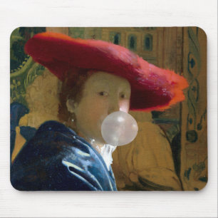 Vrouw met een rood pet dat een bubbelgom blaast muismat