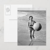 Vrouw met een strand briefkaart (Voorkant / Achterkant)