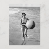 Vrouw met een strand briefkaart (Voorkant)