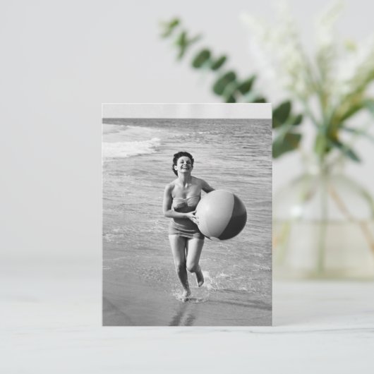Vrouw met een strand briefkaart (Staand voorkant)