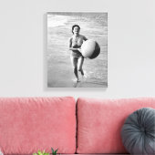 Vrouw met een strand canvas afdruk (Insitu (Woonkamer))