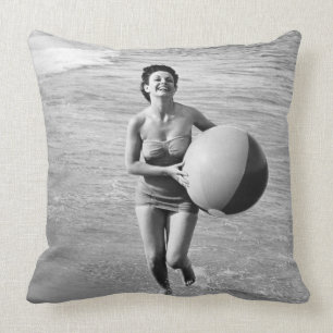 Vrouw met een strand kussen
