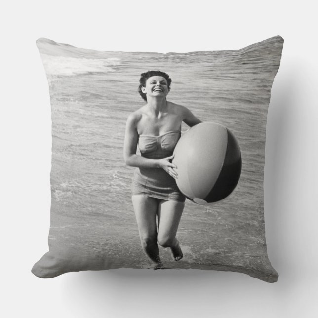 Vrouw met een strand kussen (Voorkant)