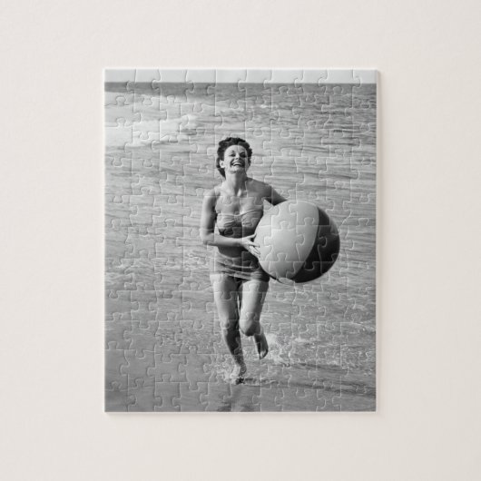 Vrouw met een strand legpuzzel (Verticaal)