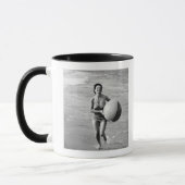 Vrouw met een strand mok (Links)