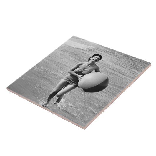 Vrouw met een strand tegeltje (Zijkant)