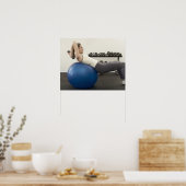 Vrouw met een trainingsbal en een handgewicht poster (Keuken)