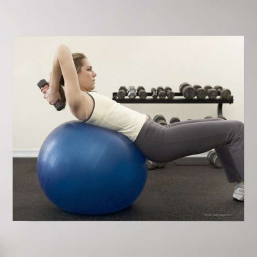 Vrouw met een trainingsbal en een handgewicht poster (Voorkant)