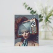  vrouw met een tv op haar hoofd briefkaart (Staand voorkant)