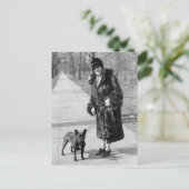 Vrouw met Franse Bulldog, 1920 Briefkaart (Staand voorkant)