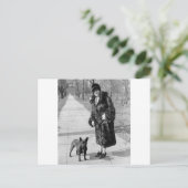 Vrouw met Franse Bulldog, 1920 Briefkaart (Staand voorkant)