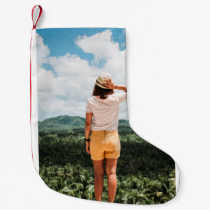 Vrouw met gele korte broek kleine kerstsok