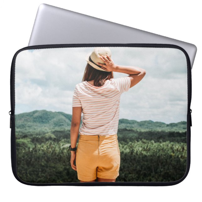 Vrouw met gele korte broek laptop sleeve (Voorkant)