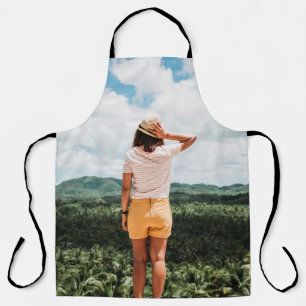 Vrouw met gele korte broek schort