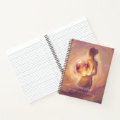 Vrouw met gepersonaliseerde reflecties van licht notitieboek (Binnen)