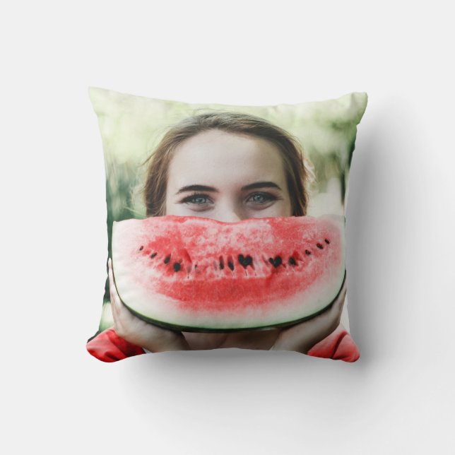 Vrouw met gesneden watermeloen kussen (Voorkant)