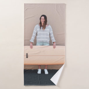 Vrouw met grijze en witte strepe langsnuifjes badhanddoek