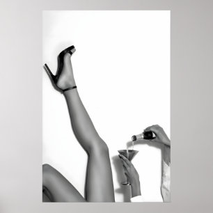 Vrouw met hoge hakken schenkt wijn in zwart-wit poster