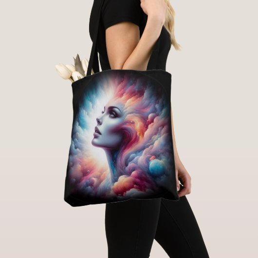 Vrouw met kosmisch aura haar tote bag (Dichtbij)