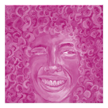 Vrouw met krullend haar in roze