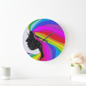 Vrouw met luchtkast voor regenbooghaar grote klok (Huis)