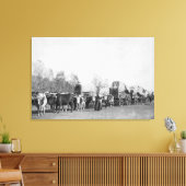 Vrouw met Ox-trein houdt een foto van het heupprog Canvas Afdruk (Insitu (Woonkamer))